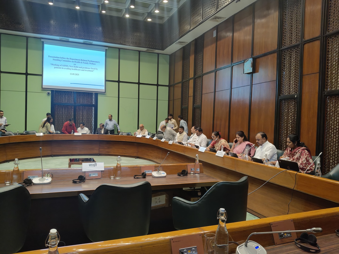 बैठक AIIMS नवी दिल्लीच्या कामकाजासंदर्भात